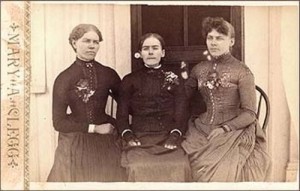 Три сестры на фоне дома. Не сразу можно догадаться где покойная... (в центре)